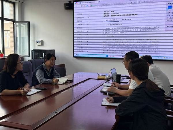 图片包含 人, 室内, 桌子, 男人 AI 生成的内容可能不正确。